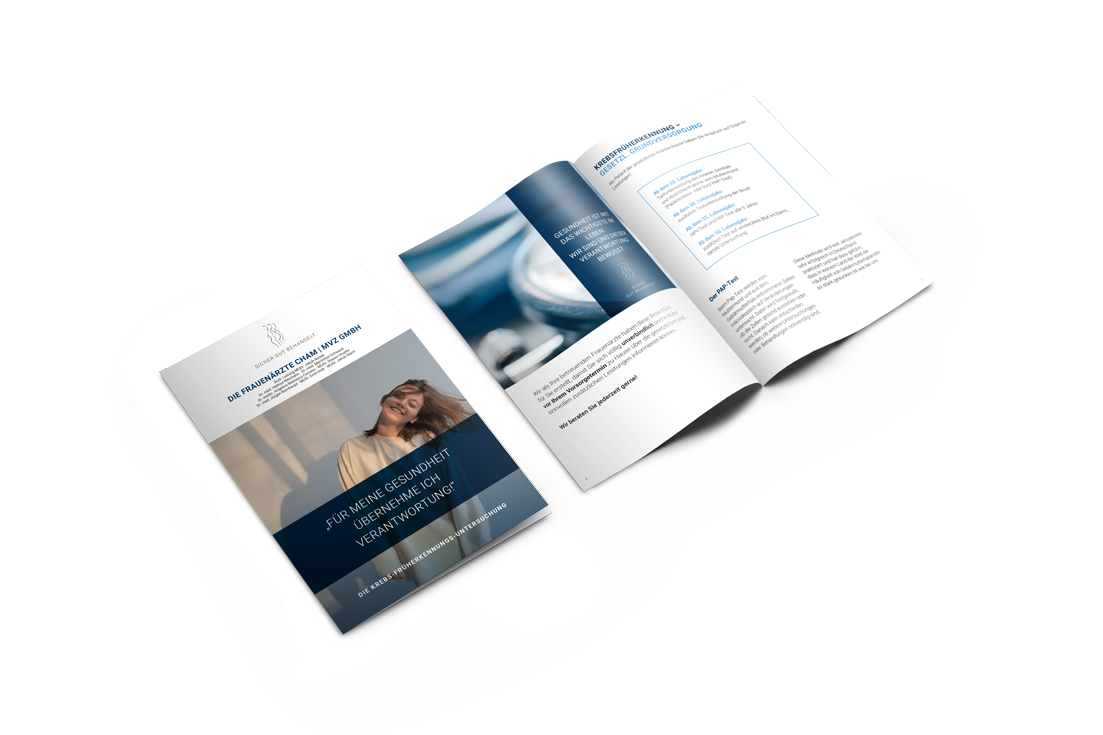 Abbildung einer geschlossenen und einer aufgeschlagenen Informationsbroschüre zur Krebsfrüherkennung in weiß-blauem Design. Die geöffnete Broschüre zeigt Textabschnitte und grafische Elemente zu Untersuchungen und Vorsorgeleistungen.